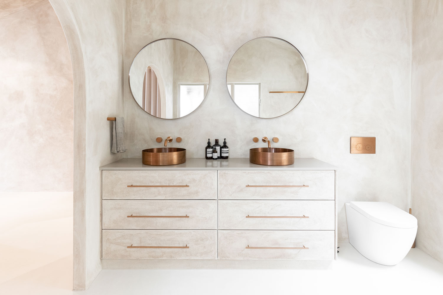 Cohesive-bathroom-design-with-round-mirrors-and-matching-round-basins