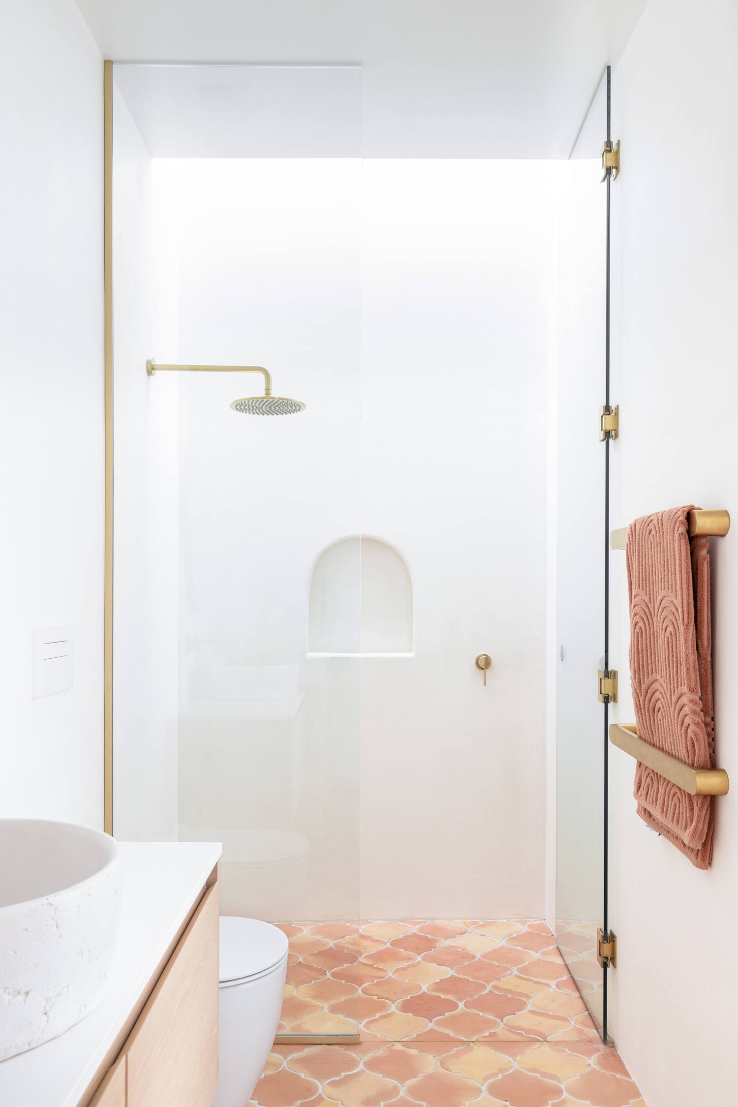 Bathroom-styling-ideas-for-a-moditerranean-home-inclue-brushed-brass-tapware-terracotta-tiles-niche-wall-and-a-neutral-colour-palette
