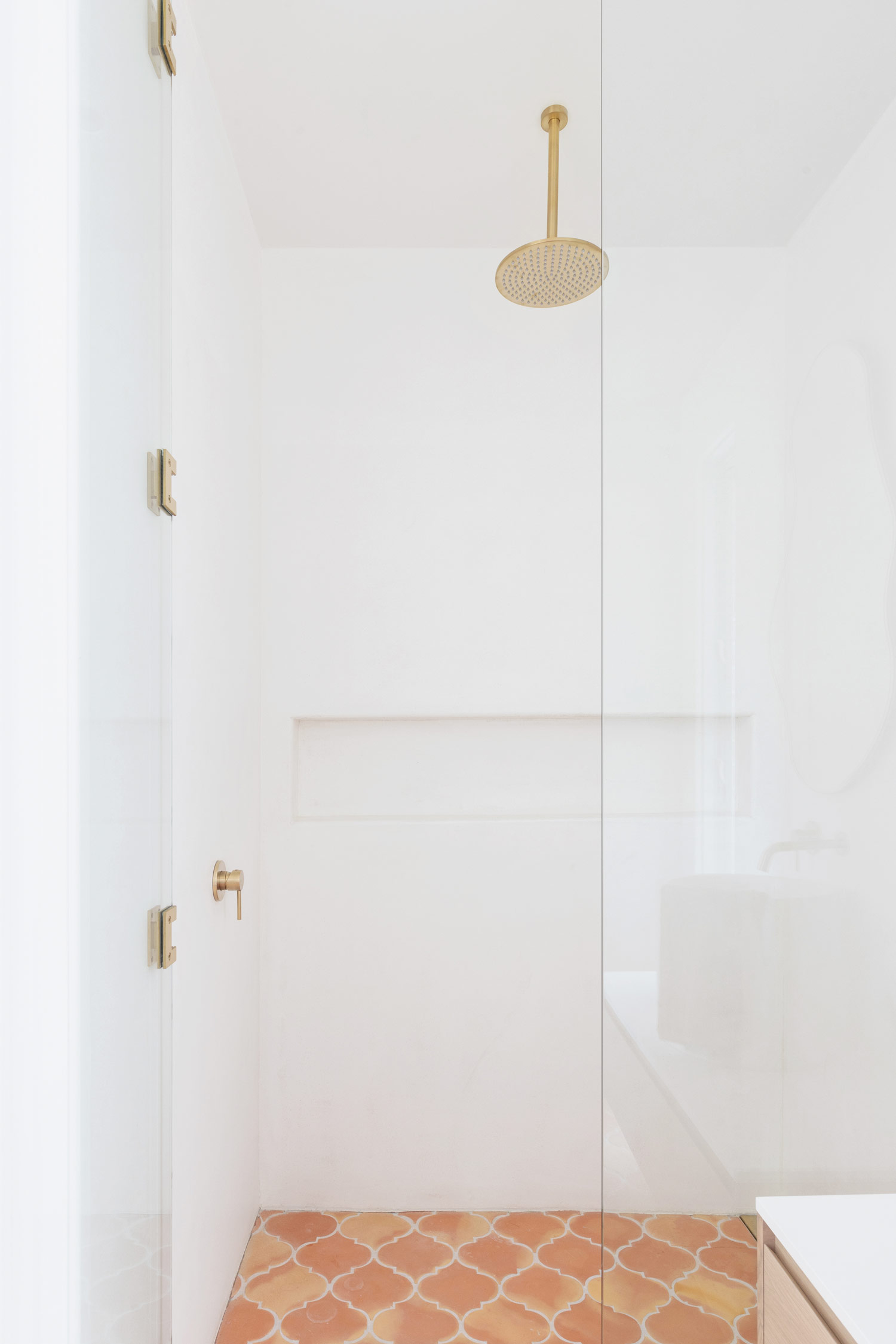 Styling-ideas-for-a-moditerranean-bathroom-inclue-brushed-brass-tapware-terracotta-tiles-niche-wall-and-a-neutral-colour-palette