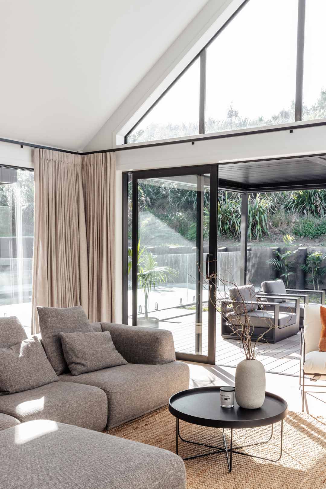 Modern-contemporary-living-room-in-an-industrial-house