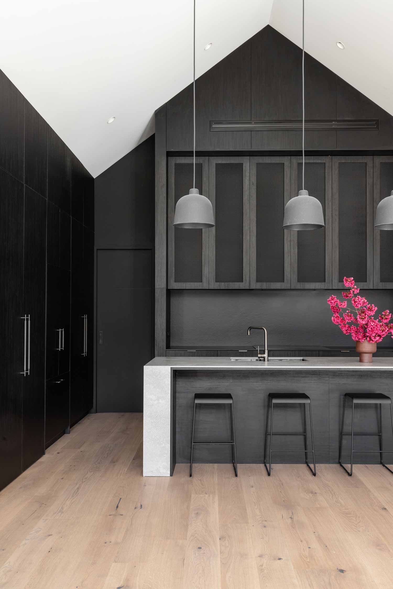 New-Zealand-contemporary-architecture-features-a-black-kitchen-with-light-timber-floors