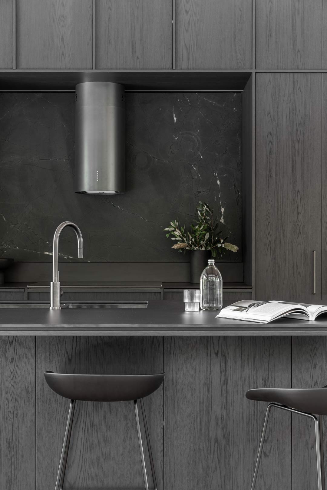 Kooringal-lodge-monochomatic-dark-modern-industrial-style-kitchen-with-black-cabinetry-gunmetal-tapware-and-black-bar-stools-1
