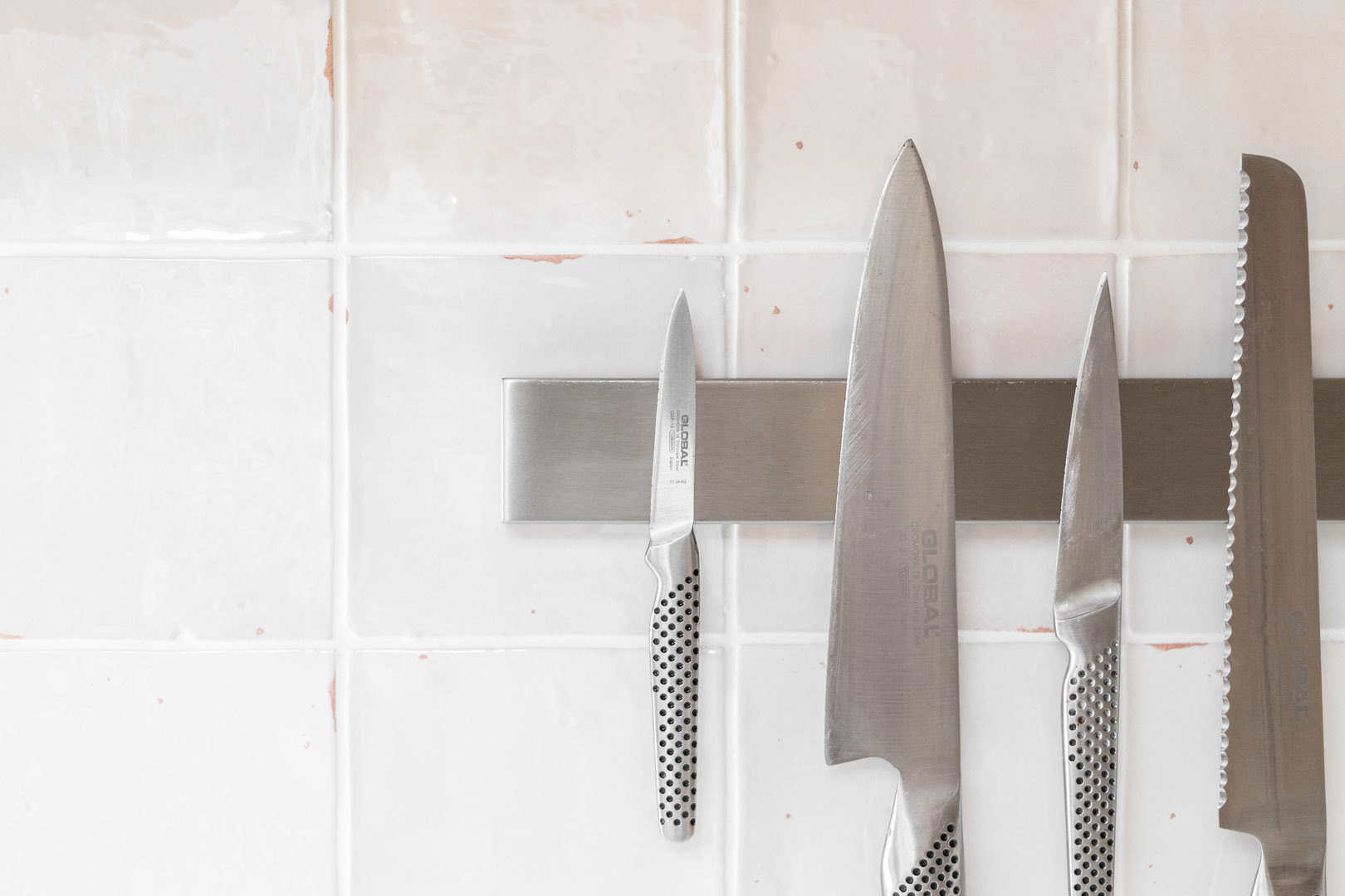 ABI-kenzo-magnetic-knife-rack-saving-space-in-the-kitchen