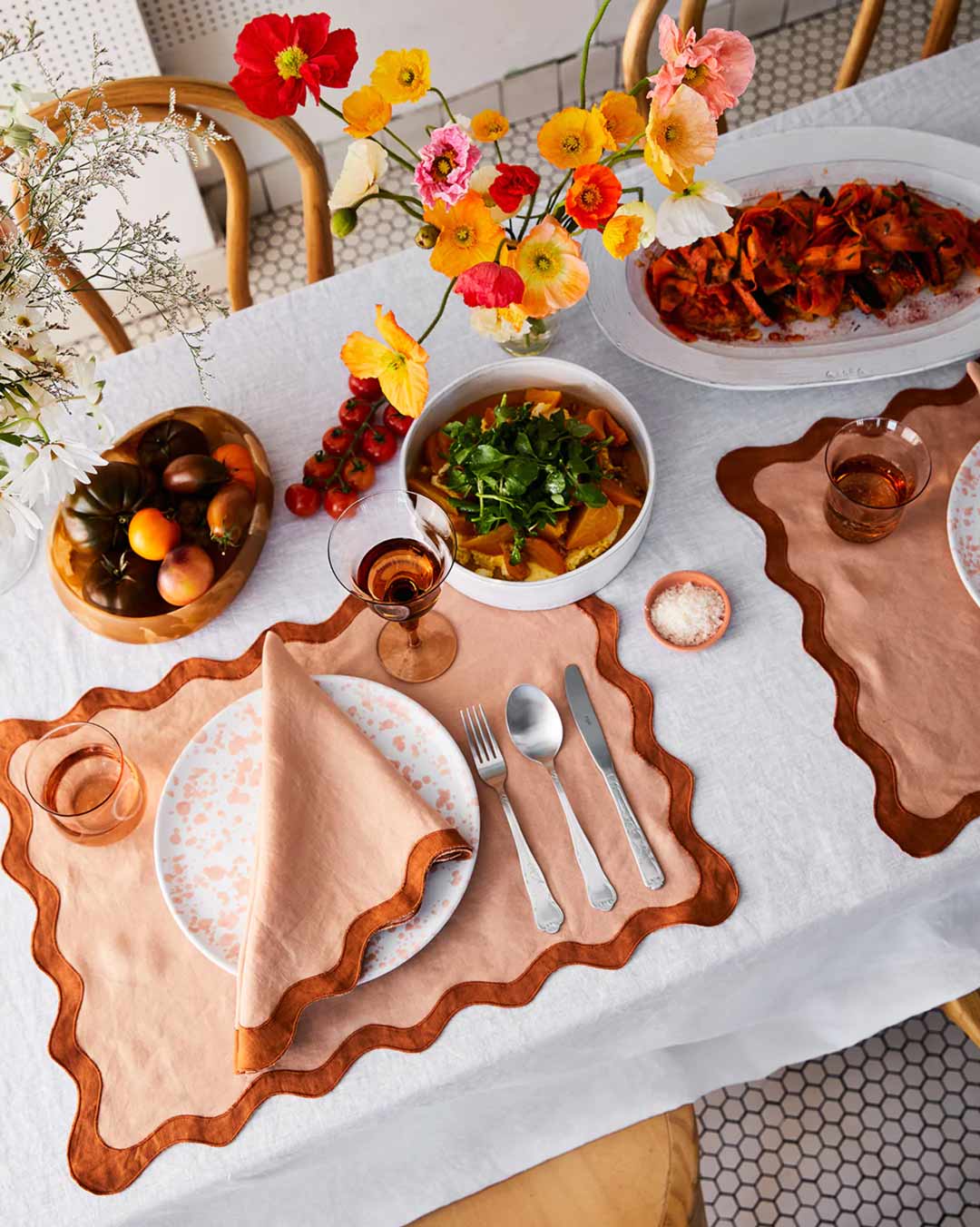 Bright-and-colourful-table-linens-with-scallop-details-for-christmas-table-scape-design