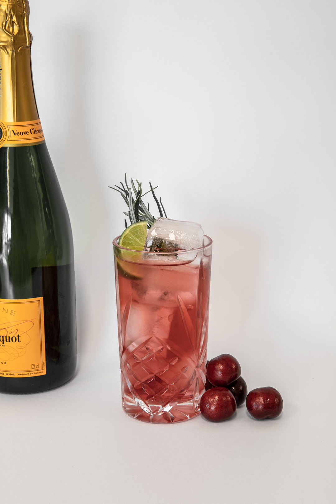 Easy-Christmas-gin-fizz-cocktails-a-tom-collins-style-drink-with-cranberry-and-champagne-or-prosecco