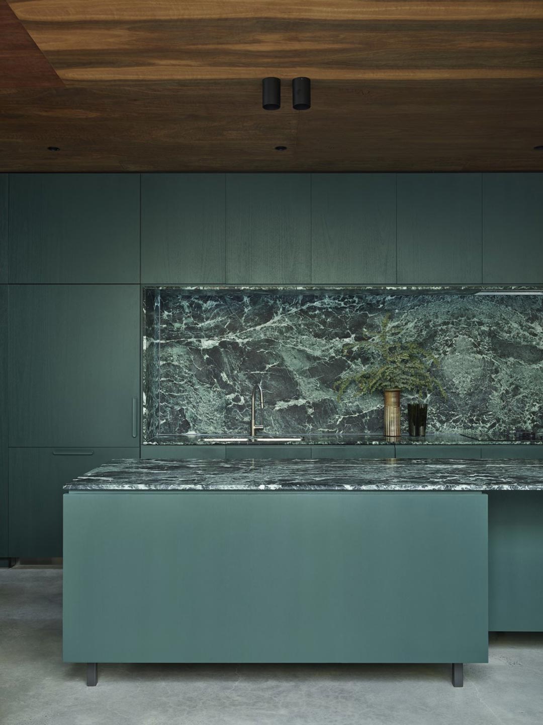 A-bold-green-kitchen-with-timber-ceiling-and-opulant-natural-green-stone-benchtop-and-splashback