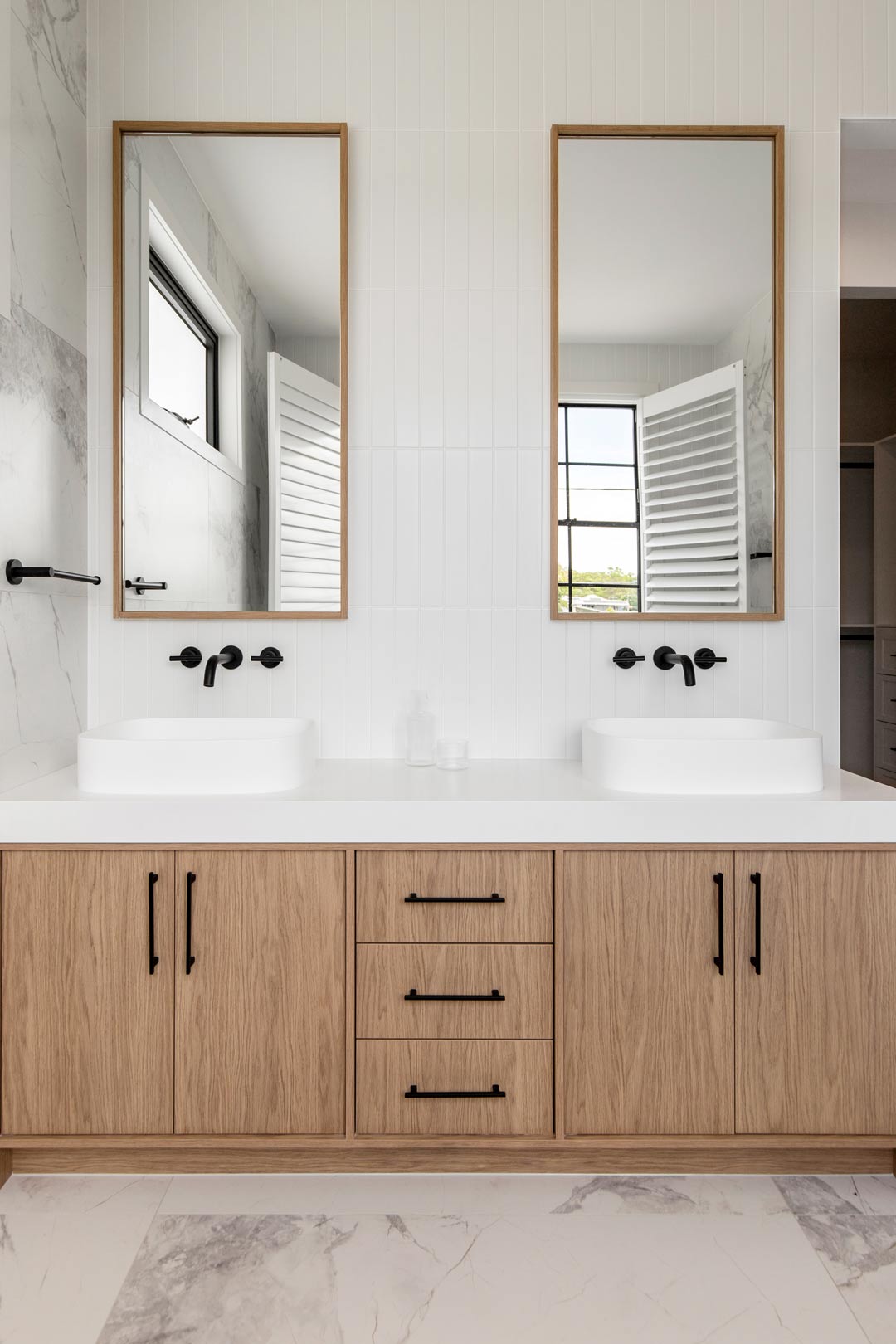 A-bold-matte-balck-and-white-contrasting-colour-palette-for-a-sophisticated-bathroom