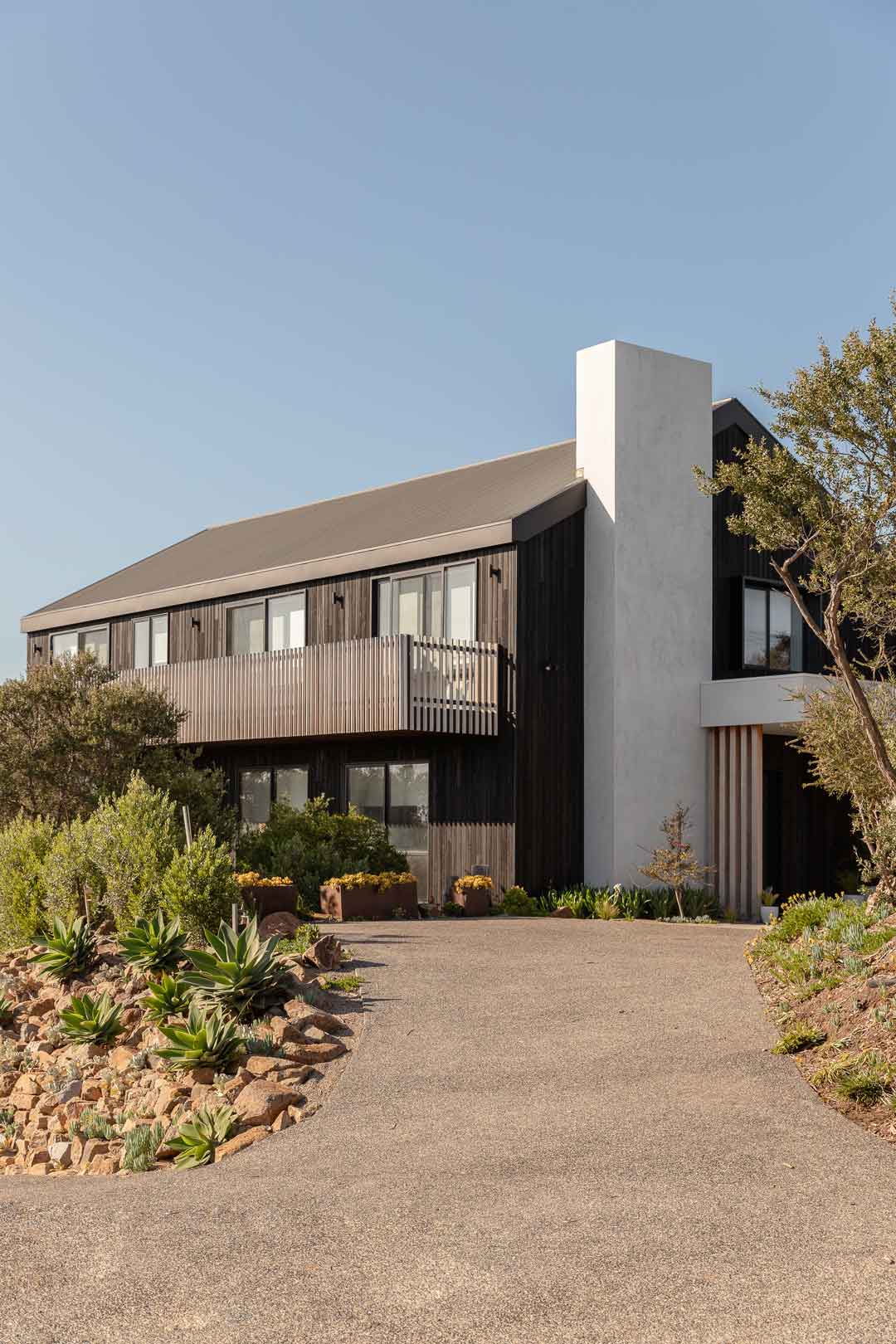 A-black-and-grey-coastal-meets-barn-style-home-in-Melbourne